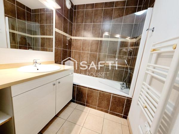 Appartement T3 de 49m², deux chambres dont une avec salle d'eau, un balcon vue dégagée, salle de sport, piscine.