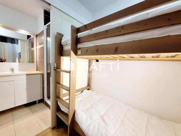 Appartement T3 de 49m², deux chambres dont une avec salle d'eau, un balcon vue dégagée, salle de sport, piscine.