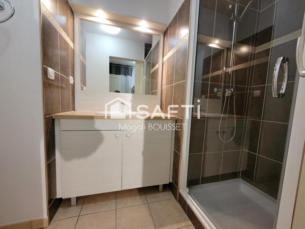 Appartement T3 de 49m², deux chambres dont une avec salle d'eau, un balcon vue dégagée, salle de sport, piscine.