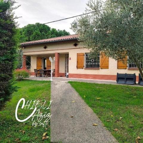 Venez découvrir cette charmante maison de plain-pied offrant 120 m² habitables, située dans un environnement calme et spacieux, idéale pour une famille ou pour les amateurs de grands espaces. Surface habitable : 120 m² Terrain : 2 100 m² 3 chambres  1 salle d’eau équipée d’une baignoire et d’une douche Grand séjour