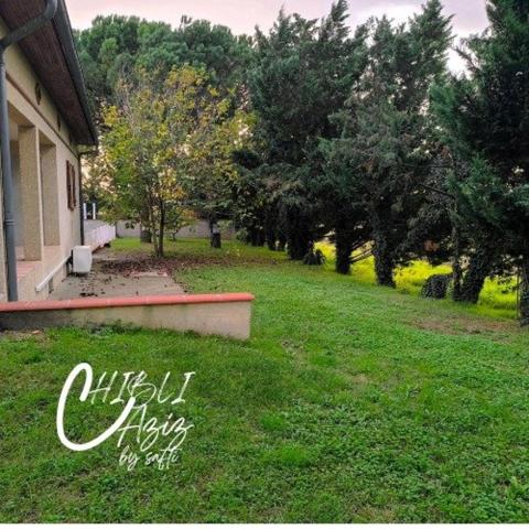 Venez découvrir cette charmante maison de plain-pied offrant 120 m² habitables, située dans un environnement calme et spacieux, idéale pour une famille ou pour les amateurs de grands espaces. Surface habitable : 120 m² Terrain : 2 100 m² 3 chambres  1 salle d’eau équipée d’une baignoire et d’une douche Grand séjour