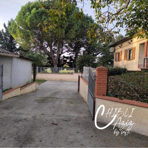 Venez découvrir cette charmante maison de plain-pied offrant 120 m² habitables, située dans un environnement calme et spacieux, idéale pour une famille ou pour les amateurs de grands espaces. Surface habitable : 120 m² Terrain : 2 100 m² 3 chambres  1 salle d’eau équipée d’une baignoire et d’une douche Grand séjour