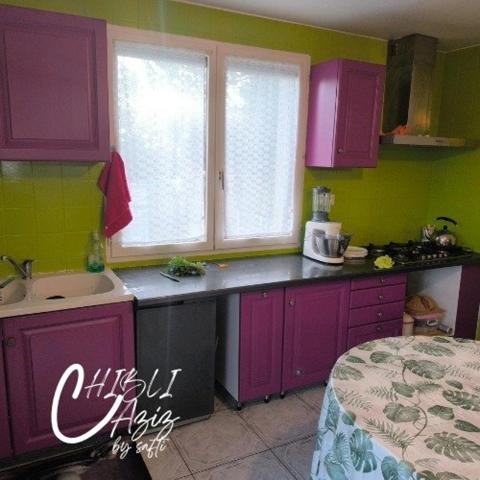 Venez découvrir cette charmante maison de plain-pied offrant 120 m² habitables, située dans un environnement calme et spacieux, idéale pour une famille ou pour les amateurs de grands espaces. Surface habitable : 120 m² Terrain : 2 100 m² 3 chambres  1 salle d’eau équipée d’une baignoire et d’une douche Grand séjour