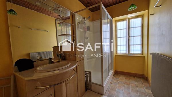 Maison spacieuse avec 3 chambres et jardin arboré.