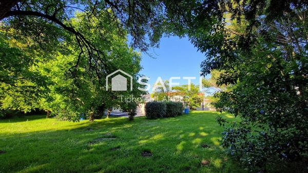 Maison spacieuse avec 3 chambres et jardin arboré.