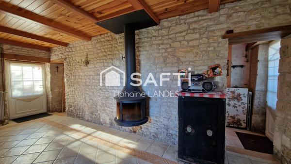 Maison spacieuse avec 3 chambres et jardin arboré.