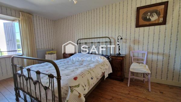 Maison spacieuse avec 3 chambres et jardin arboré.