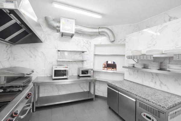 Rare : Restaurant avec scène musicale + licence IV