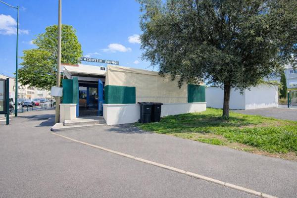 Rare : Restaurant avec scène musicale + licence IV