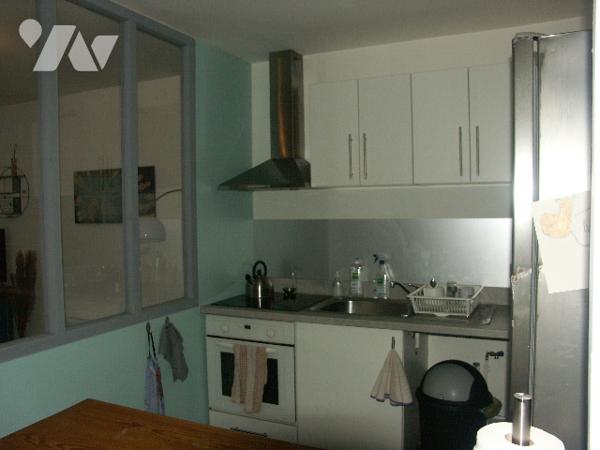 Maison avec terrasse et 2 parkings, avec locataire en place.