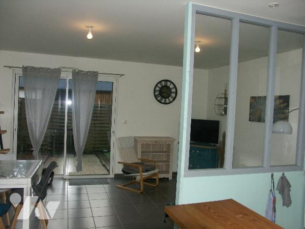 Maison avec terrasse et 2 parkings, avec locataire en place.