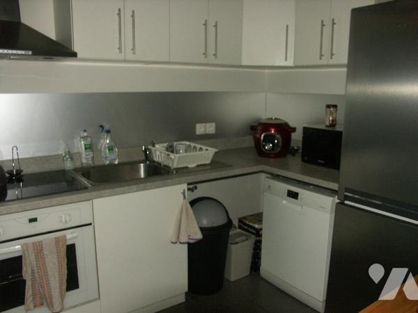 Maison avec terrasse et 2 parkings, avec locataire en place.