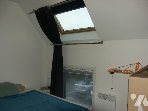 Maison avec terrasse et 2 parkings, avec locataire en place.