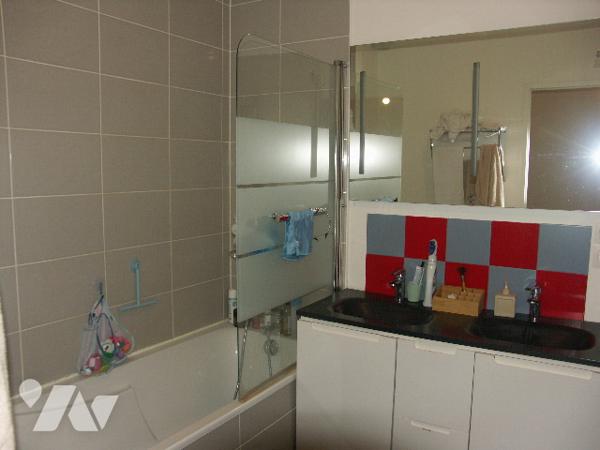 Maison avec terrasse et 2 parkings, avec locataire en place.