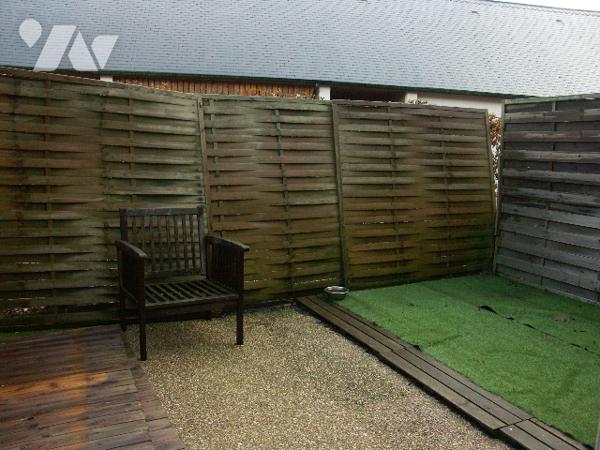 Maison avec terrasse et 2 parkings, avec locataire en place.