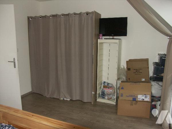 Maison avec terrasse et 2 parkings, avec locataire en place.