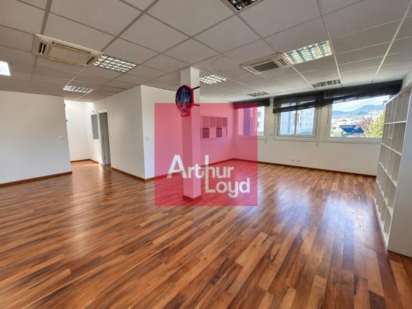 CLERMONT-FERRAND A VENDRE IMMEUBLE 316 M² - BUREAUX et RESERVE AVENUE EDOUARD MICHELIN