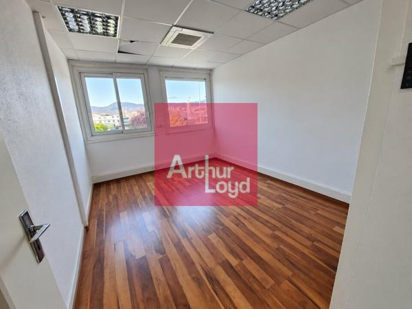 CLERMONT-FERRAND A VENDRE IMMEUBLE 316 M² - BUREAUX et RESERVE AVENUE EDOUARD MICHELIN
