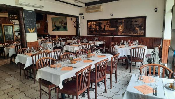 A vendre un fonds de commerce d'un restaurant de 112 m², situé en plein centre-ville, à 7 mns à pied de la gare. Il se compose d'1 salle de restauration de 75 couverts, 1 cuisine équipée avec extraction aux normes, 1 four à pizza avec une 2ème extraction indépendante de la 1ère, 1 comptoir de bar, 1 réserve, 2 wc.

SES POINTS FORTS :
- Emplacement idéal pour tout type de restauration sur place ou à emporter,
- Clientèle fidélisée,
- Loyer attractif : 1.765 € TTC/CC par mois,
- Bail 3-6-9,
- Clim réversible + 2 extractions indépendantes.

SON PLUS :
- 1 studio indépendant de 35 m² avec une entrée indépendante par l'immeuble, inclus dans le bail avec possibilité de le louer.

Très belle affaire sans personnel à reprendre, très bien située entre la gare et les bords de l'Oise.

CONTACTEZ MOI !!!