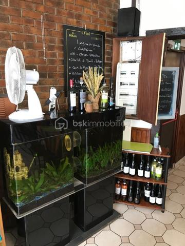 A vendre un fonds de commerce d'un restaurant de 112 m², situé en plein centre-ville, à 7 mns à pied de la gare. Il se compose d'1 salle de restauration de 75 couverts, 1 cuisine équipée avec extraction aux normes, 1 four à pizza avec une 2ème extraction indépendante de la 1ère, 1 comptoir de bar, 1 réserve, 2 wc.

SES POINTS FORTS :
- Emplacement idéal pour tout type de restauration sur place ou à emporter,
- Clientèle fidélisée,
- Loyer attractif : 1.765 € TTC/CC par mois,
- Bail 3-6-9,
- Clim réversible + 2 extractions indépendantes.

SON PLUS :
- 1 studio indépendant de 35 m² avec une entrée indépendante par l'immeuble, inclus dans le bail avec possibilité de le louer.

Très belle affaire sans personnel à reprendre, très bien située entre la gare et les bords de l'Oise.

CONTACTEZ MOI !!!