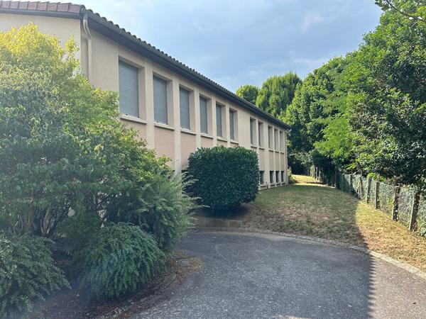 Bureau
         5 pièces
        - 750 m²