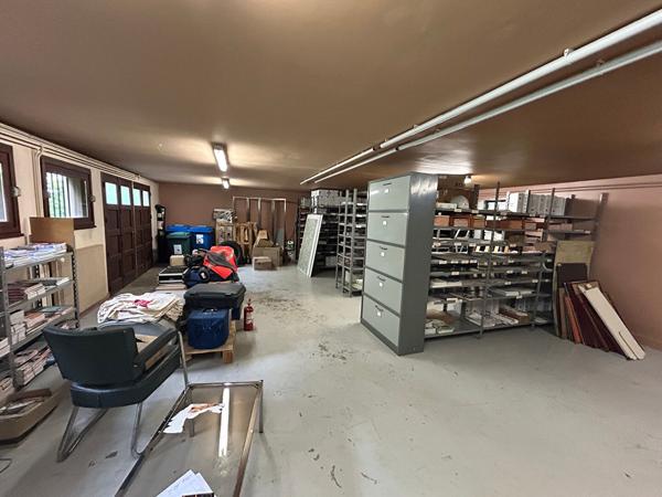 Bureau
         5 pièces
        - 750 m²