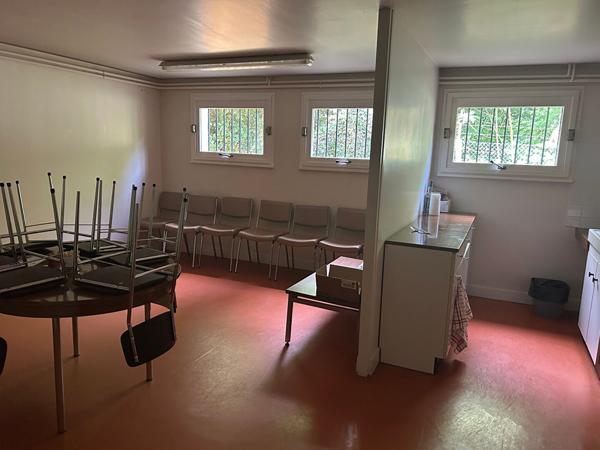 Bureau
         5 pièces
        - 750 m²