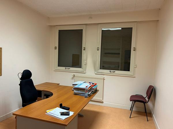 Bureau
         5 pièces
        - 750 m²