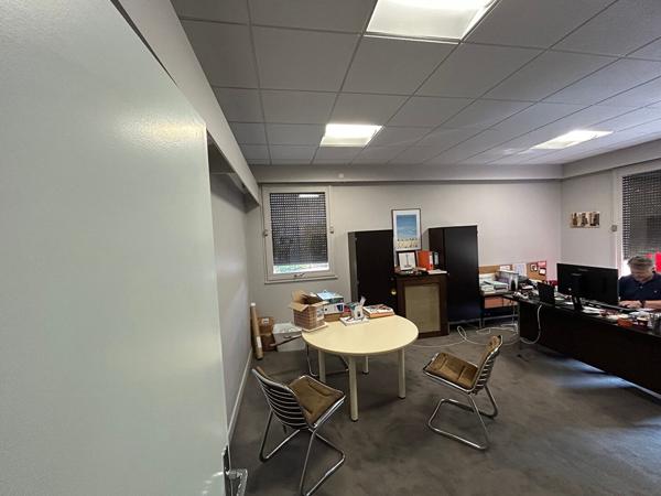 Bureau
         5 pièces
        - 750 m²