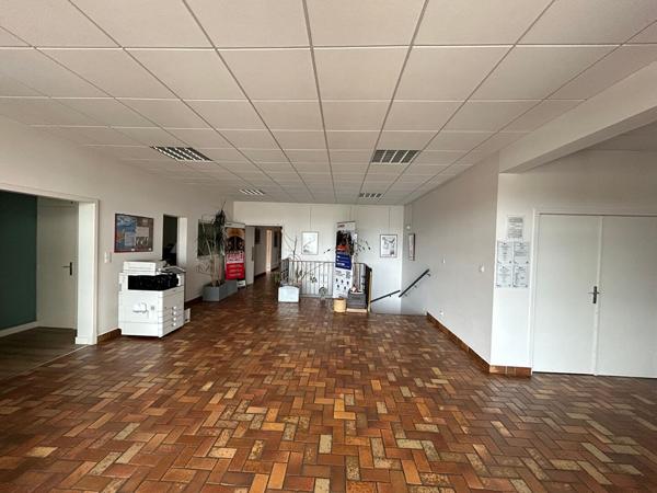 Bureau
         5 pièces
        - 750 m²