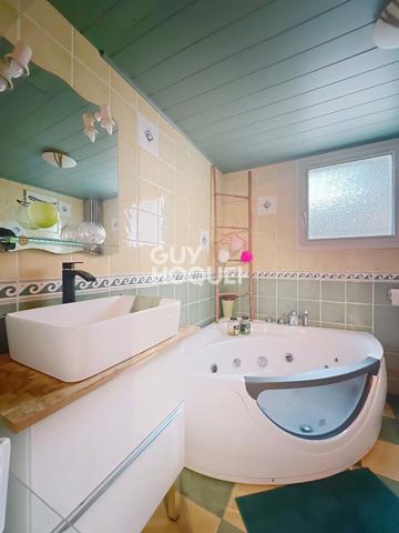 Maison à vendre de 8 pièces de 204.64 m² avec Hangar de 300 m²