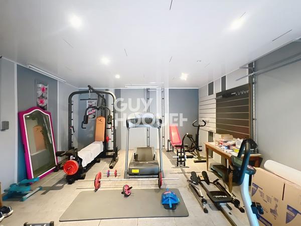 Maison à vendre de 8 pièces de 204.64 m² avec Hangar de 300 m²