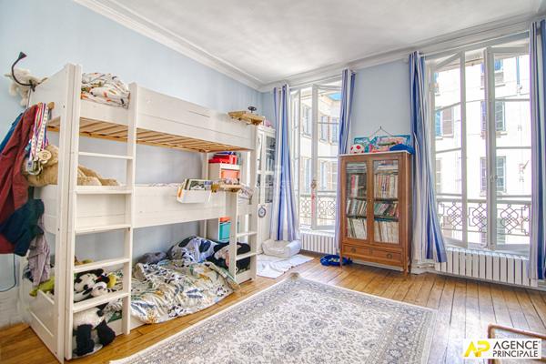 Versailles Notre-Dame Appartement 5 pièces 148 M² situé au 2ème étage d'un immeuble ancien avec cave et chambre de service de 17.73 m² au sol en option €1 210 000 ** - Référence 26482