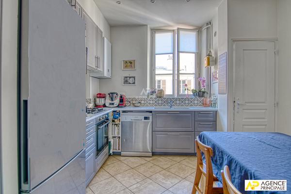 Versailles Notre-Dame Appartement 5 pièces 148 M² situé au 2ème étage d'un immeuble ancien avec cave et chambre de service de 17.73 m² au sol en option €1 210 000 ** - Référence 26482