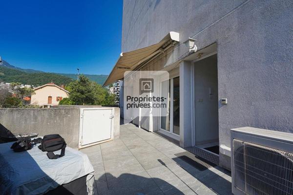 SEYSSINET PARISET T3 de 68m2 + Garage, Parkings & Cave