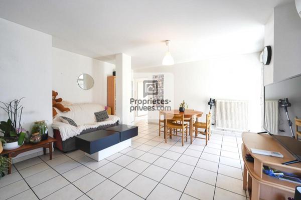 SEYSSINET PARISET T3 de 68m2 + Garage, Parkings & Cave