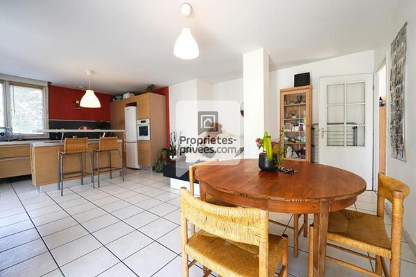 SEYSSINET PARISET T3 de 68m2 + Garage, Parkings & Cave