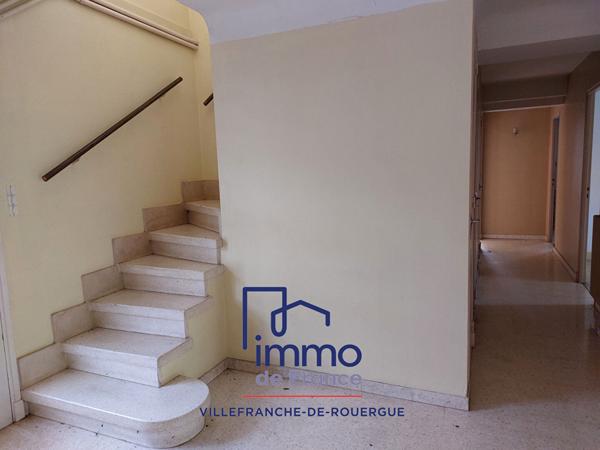 Maison T7/8 sur terrain de 2100 m² de terrain proche commerces.