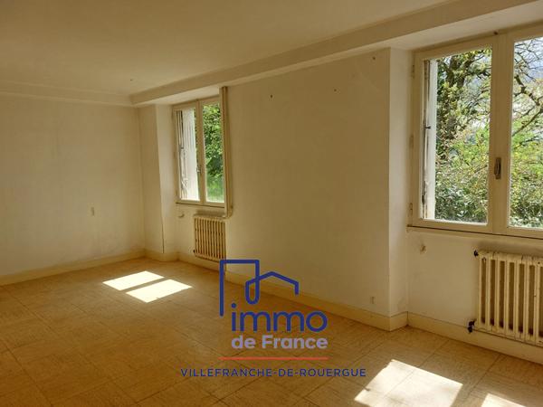 Maison T7/8 sur terrain de 2100 m² de terrain proche commerces.