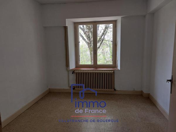 Maison T7/8 sur terrain de 2100 m² de terrain proche commerces.