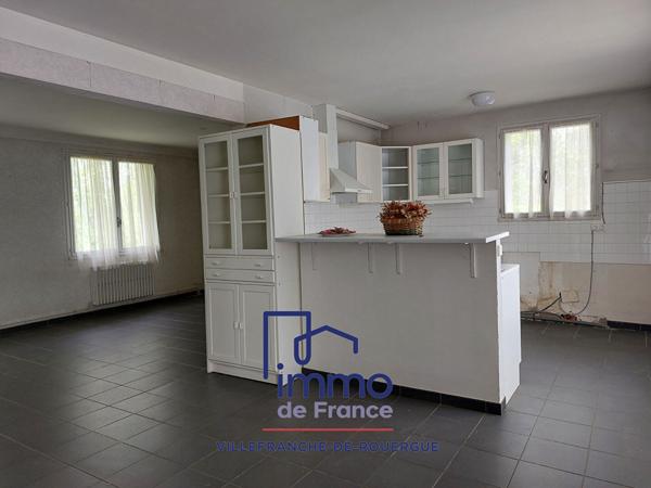 Maison T7/8 sur terrain de 2100 m² de terrain proche commerces.