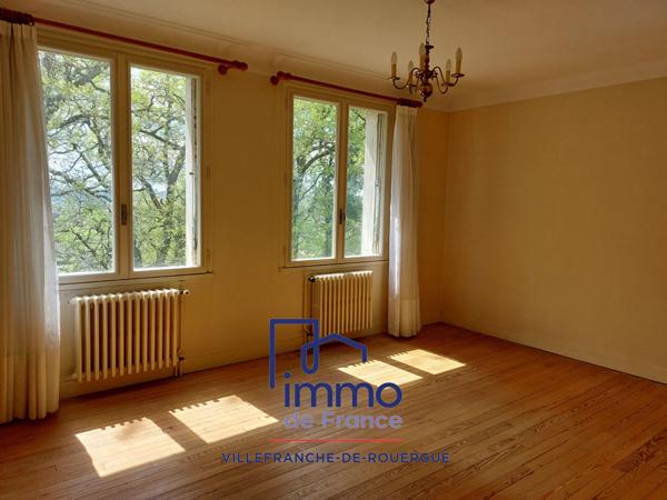 Maison T7/8 sur terrain de 2100 m² de terrain proche commerces.