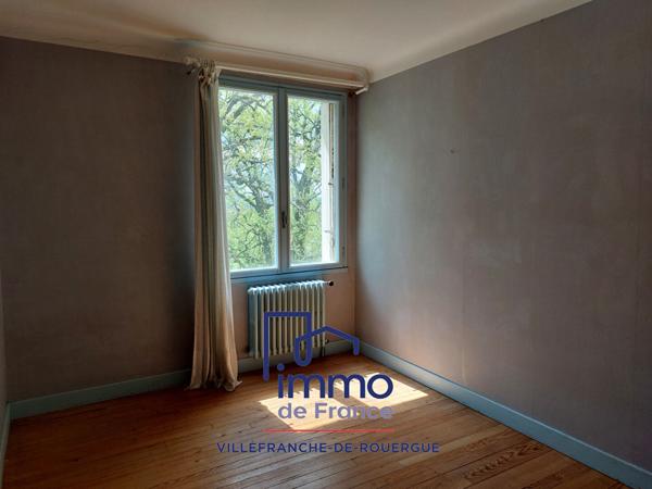 Maison T7/8 sur terrain de 2100 m² de terrain proche commerces.