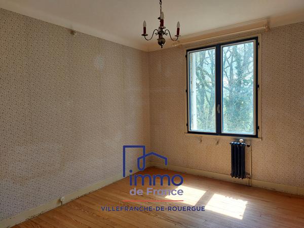 Maison T7/8 sur terrain de 2100 m² de terrain proche commerces.