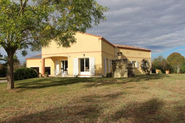 Maison 6 chambres et jardin en bordure de village