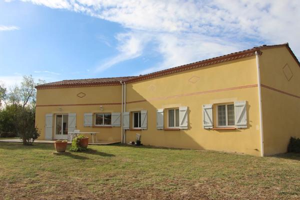 Maison 6 chambres et jardin en bordure de village