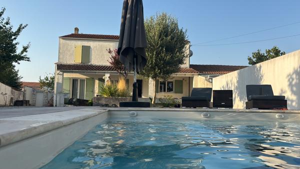 Maison de village avec piscine, jardin paysagé et commerces à pied