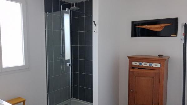 Maison de village avec piscine, jardin paysagé et commerces à pied