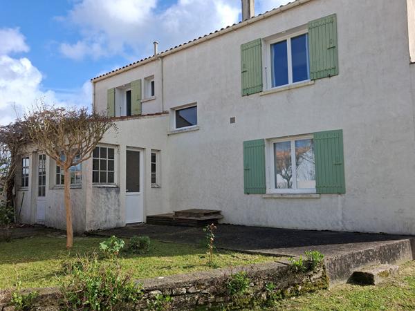 Maison de village avec piscine, jardin paysagé et commerces à pied