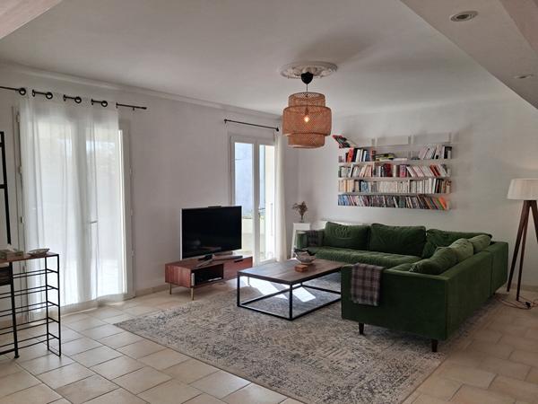Maison de village avec piscine, jardin paysagé et commerces à pied